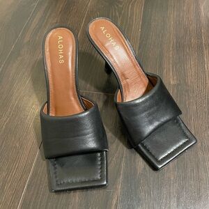 Alohas 38 Black kitten heel